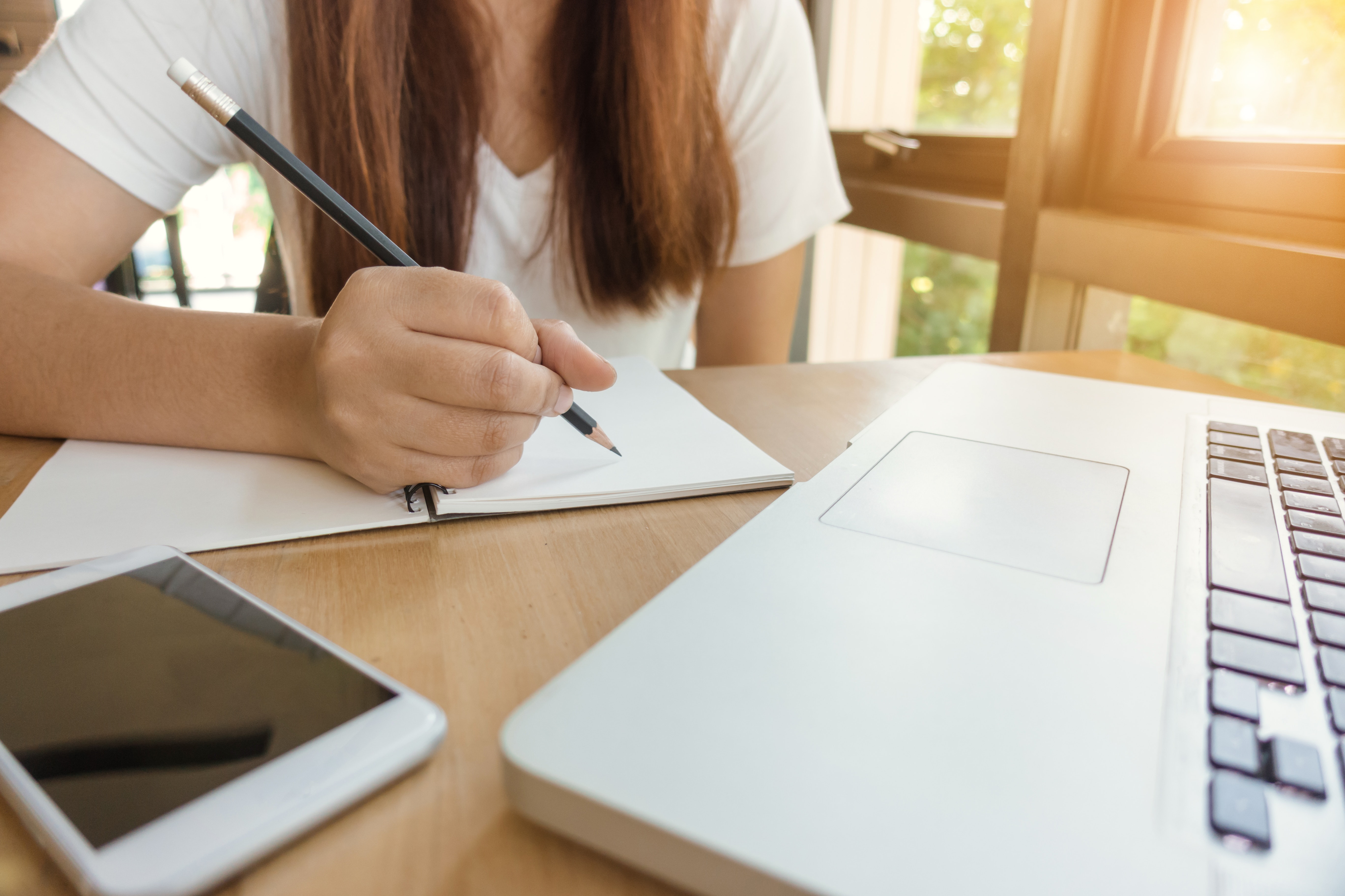 Foto mujer estudiando