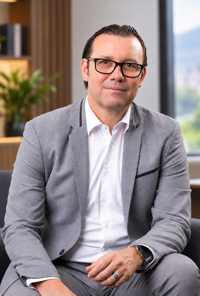 Omar Lengerke Pérez, rector de la UTS, sentado en una oficina, con saco gris y camisa blanca.