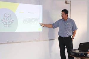 Docente señalando una presentación durante una clase.
