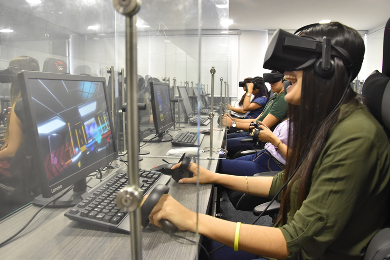 Fila de estudiantes con gafas de realidad virtual en la sala de idiomas.