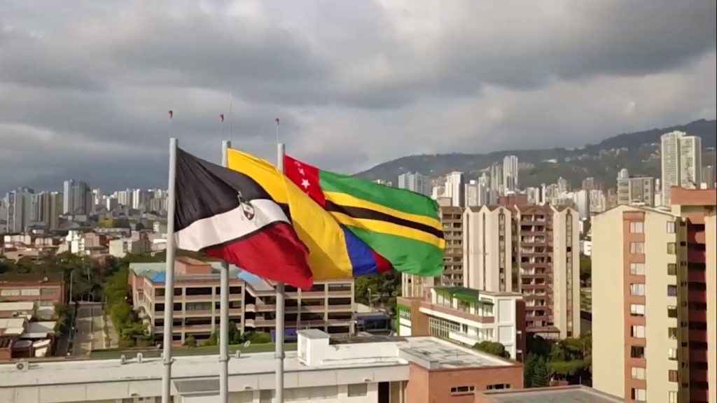 Banderas de Colombia, Santander y Bucaramanga ondeando sobre los edificios de la ciudad