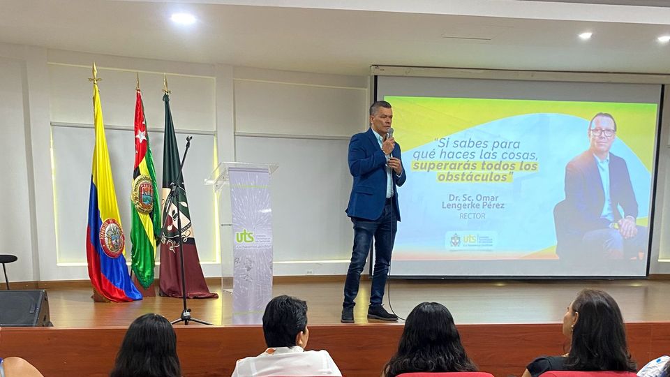 Ceremonia de un diplomado de educación continua en el auditorio.